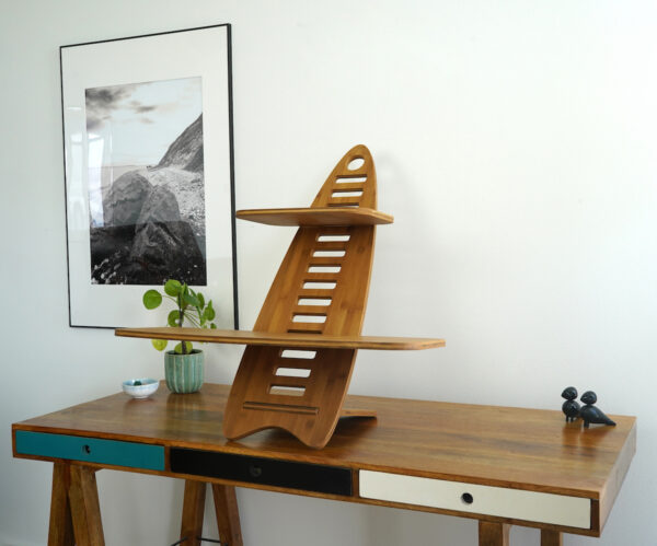 Gaia Craft Hæve sænkebord i Bambus 'Glød', der står på et dekoreret skrivebord med computer og tastatur